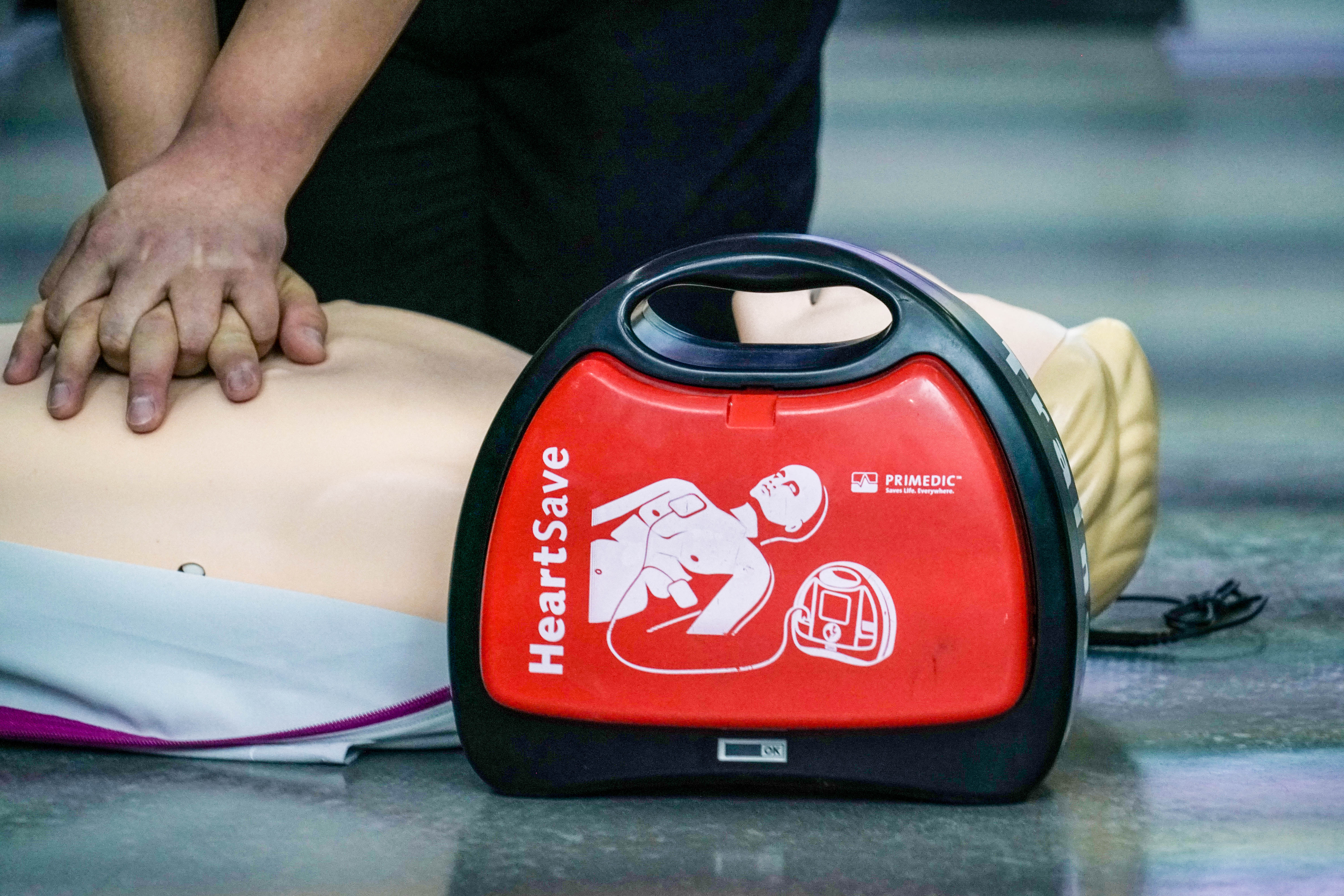 悦尔“救心”行动培训场景：AED设备样式（鱼跃品牌）